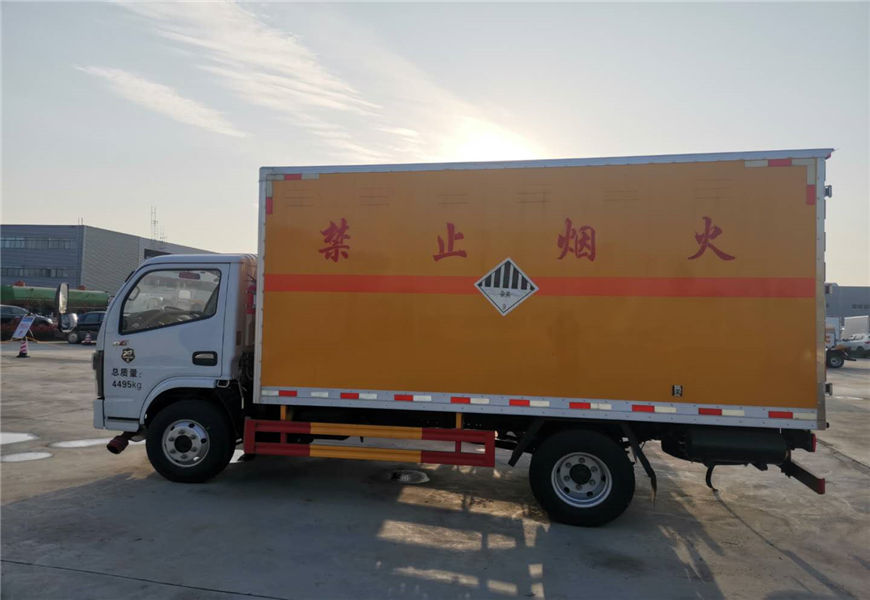 東風(fēng)多利卡易燃?xì)怏w廂式運輸車