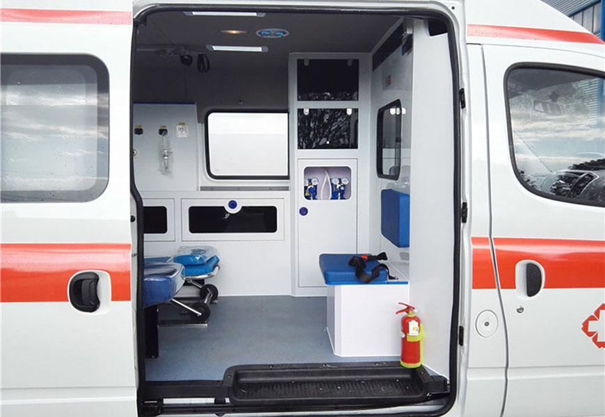 國六大通V80長軸中頂轉(zhuǎn)運型救護(hù)車