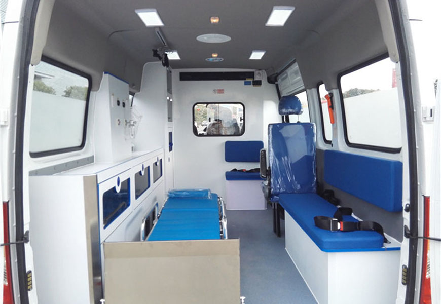 國六大通V80長軸中頂轉(zhuǎn)運型救護(hù)車